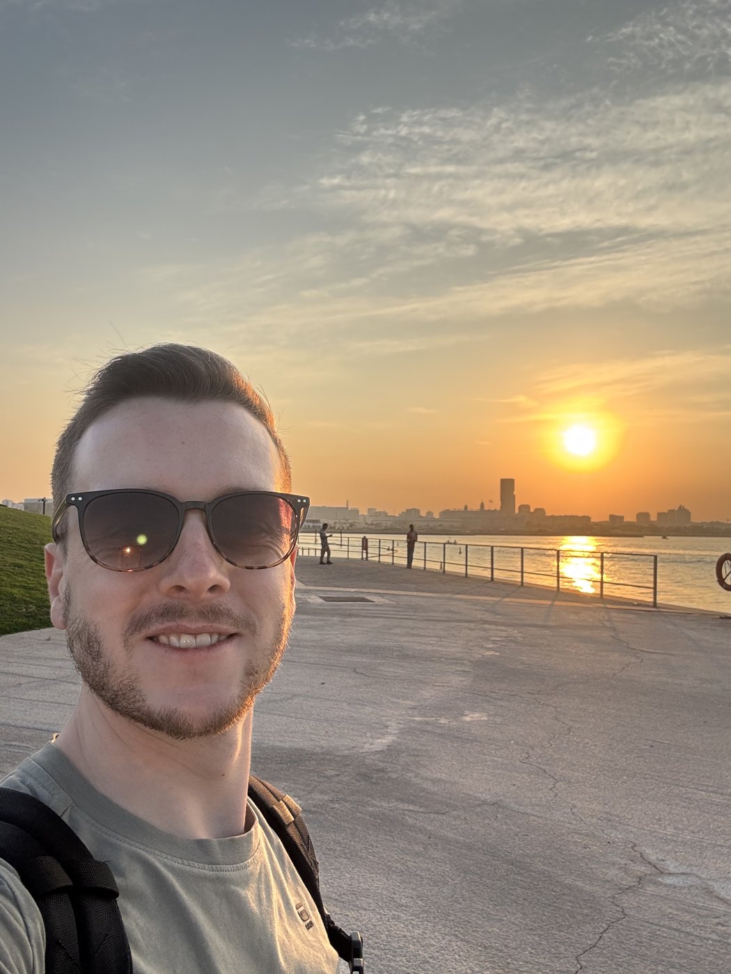 Chris an der Corniche in Doha bei Sonnenuntergang